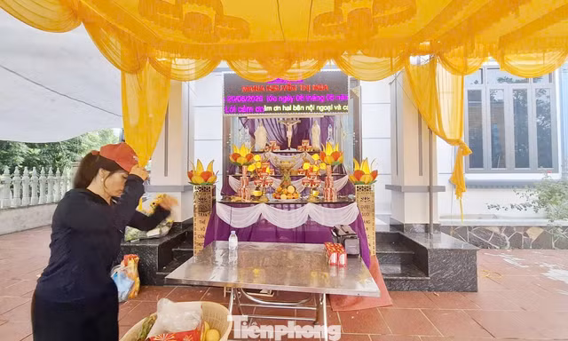 Gia đình và người thân lo tang cho chị N và 2 con. Ảnh: Nguyễn Thắng