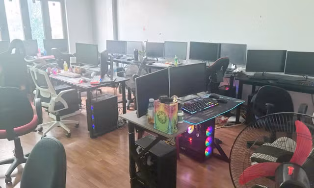 Hệ thống máy tính được các đối tượng lắp đặt để thực hiện hành vi chiếm đoạt quyền truy cập Facebook. Ảnh Công an tỉnh Bắc Ninh.