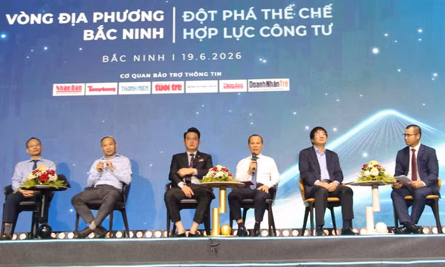Các đại biểu trao đổi ý kiến tại diễn đàn.