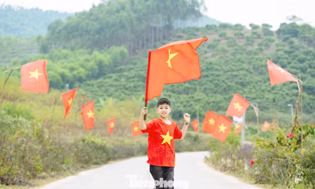 Đường cờ Tổ quốc ở xã Đại Sơn đi qua nhiều thôn, tạo không khí phấn khởi đầu năm mới.
