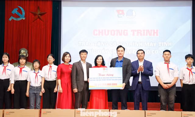 Tỉnh Đoàn Bắc Ninh trao máy tính tặng trường học ở xã Nhân Thắng.