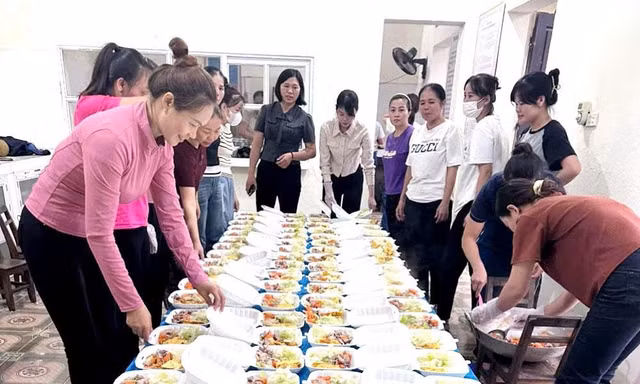 Hội Liên hiệp Phụ nữ xã Xuân Cẩm nấu cơm cho lực lượng phòng chống lũ.