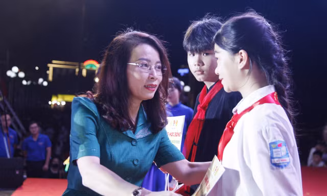 Lãnh đạo Tỉnh ủy Bắc Ninh trao học bổng tặng các em thiếu nhi. Ảnh: Nguyễn Thắng