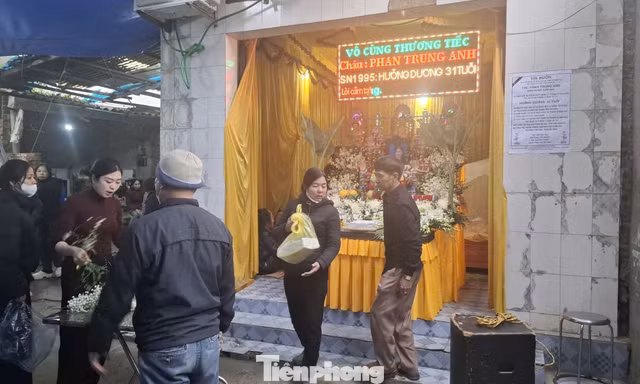 Gia đình, người thân đang chuẩn bị đám tang Phan Trung Anh. Ảnh: Nguyễn Thắng