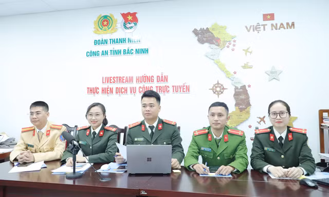 Tuổi trẻ Công an Bắc Ninh “bắt trend” livestream làm thủ tục hành chính.