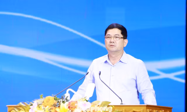 Bí thư Tỉnh ủy Bắc Ninh Nguyễn Hồng Thái (ở giữa) và Chủ tịch UBND tỉnh Bắc Ninh Phạm Hoàng Sơn (bên trái) chủ trì buổi đối thoại.