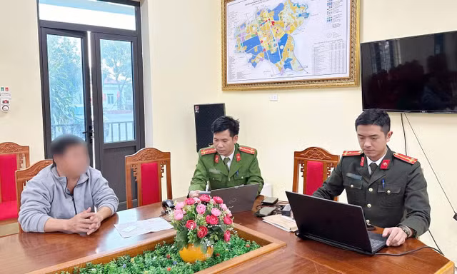 Cơ quan Công an làm việc với người vi phạm.