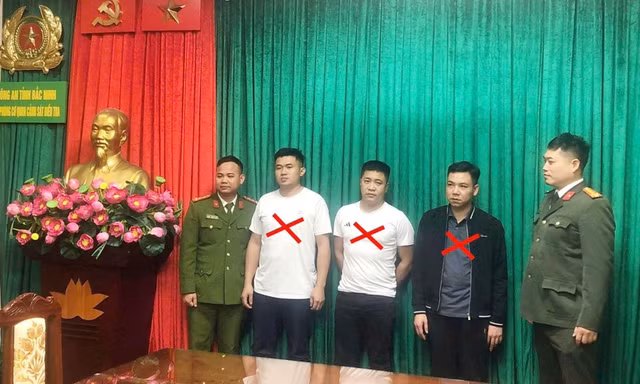 Công an làm việc với các đối tượng liên quan vụ án.
