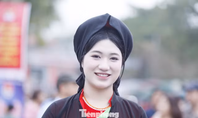 Chị hai quan họ tại hội Lim.