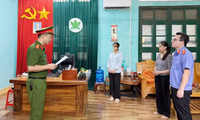 Cơ quan điều tra tiến hành khám xét nơi làm việc của bị can. Ảnh: Công an tỉnh Bắc Ninh.