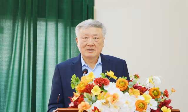 Ủy viên Bộ Chính trị, Phó Thủ tướng Thường trực Chính phủ Nguyễn Hòa Bình phát biểu tại hội nghị tiếp xúc cử tri.