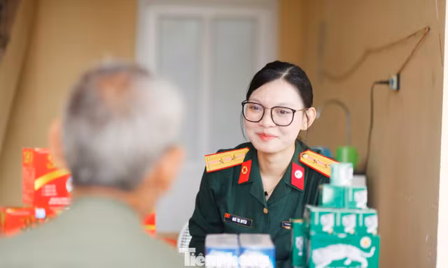 Các chiến sĩ quân đội tư vấn sức khỏe, cấp thuốc miễn phí cho gia đình chính sách.