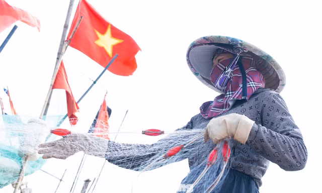 Làng chài rực đỏ cờ Tổ quốc