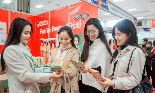 Người tiêu dùng trải nghiệm sản phẩm Koh-Kae tại Tuần lễ Sản phẩm Thái Lan 2026