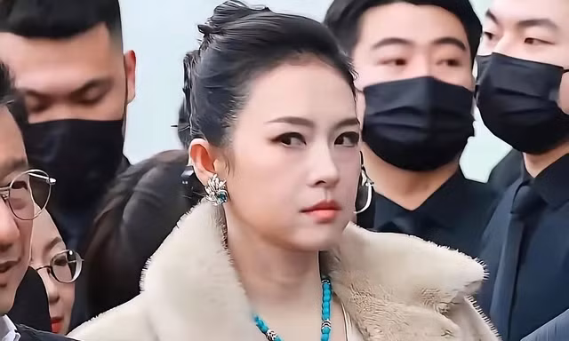 Quy tắc ngầm từ vụ Chương Tử Di lườm nguýt đàn em