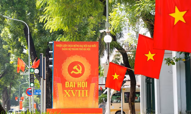 Phố phường rực cờ hoa chào mừng Đại hội Đảng bộ TP Hà Nội lần thứ XVIII