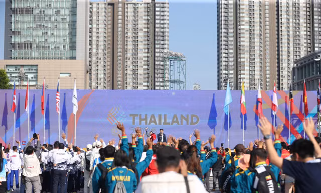 Các đoàn thể thao đã tới Thái Lan, và những rắc rối nảy sinh
