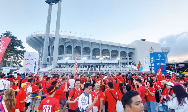 Người hâm mộ nhuộm đỏ Ramjamangala, tiếp lửa cho U22 Việt Nam