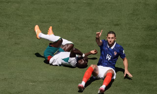 Mặt sân World Cup lại gây tranh cãi
