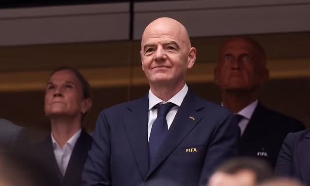 Chủ tịch FIFA hứng chịu sức ép từ chức vì vụ Balogun