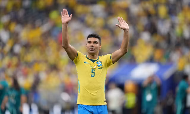 Vì sao Casemiro chưa thể trở thành đồng đội của Messi? 