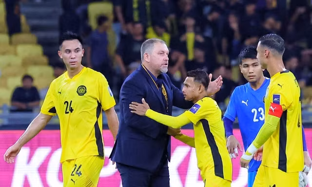 Liên đoàn bóng đá Malaysia và HLV trưởng lời qua tiếng lại sau scandal nhập tịch gian lận