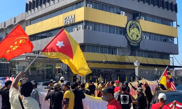 CĐV Malaysia biểu tình phản đối lãnh đạo Liên đoàn bao che 7 tuyển thủ nhập tịch