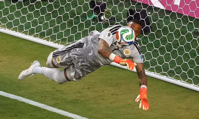 Thủ môn tuyển Curacao đi vào lịch sử World Cup với kỷ lục cứu thua