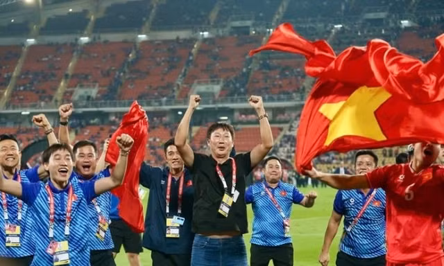 Báo Hàn Quốc: HLV Kim Sang-sik đang ở đỉnh cao quyền lực