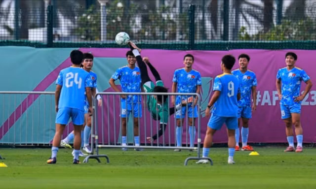 Trở lại sân tập sau chiến thắng trước U23 Saudi Arabia, HLV Kim Sang-sik khiến học trò từ ngạc nhiên đến thích thú