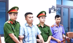 Công an tỉnh Tuyên Quang thi hành lệnh giữ người trong trường hợp khẩn cấp đối với Nguyễn Hà Duy, giáo viên Trường THPT Chuyên Tuyên Quang.