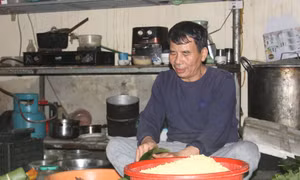 Làng bánh chưng đỏ lửa suốt ngày đêm, làm không hết việc ngày cận Tết