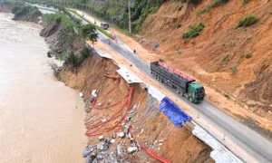 Nước sông Lô dâng cao, tuyến huyết mạch bị sạt lở nghiêm trọng