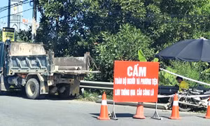 Phú Thọ tạm cấm các phương tiện qua cầu Sông Lô do trụ cầu gặp sự cố