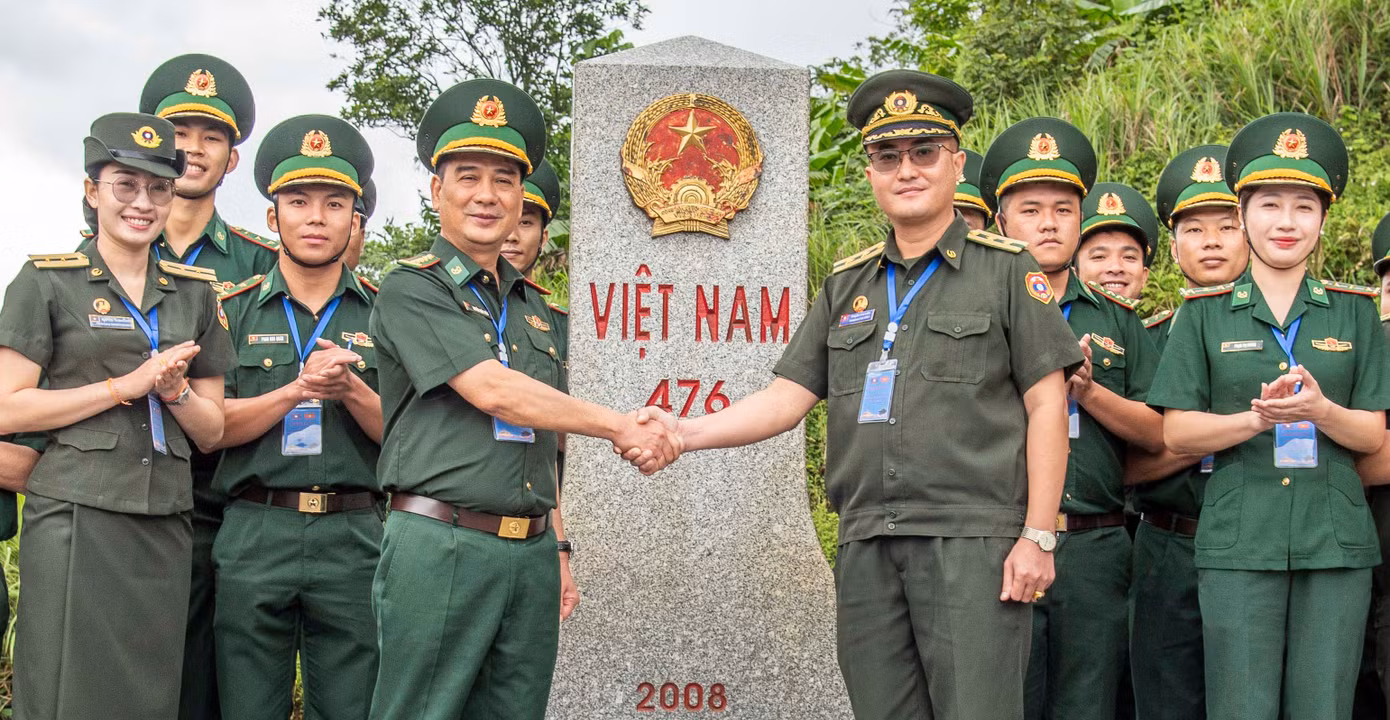 1-giao-luu-si-quan-tre-viet-nam-lao-4-copy.jpg