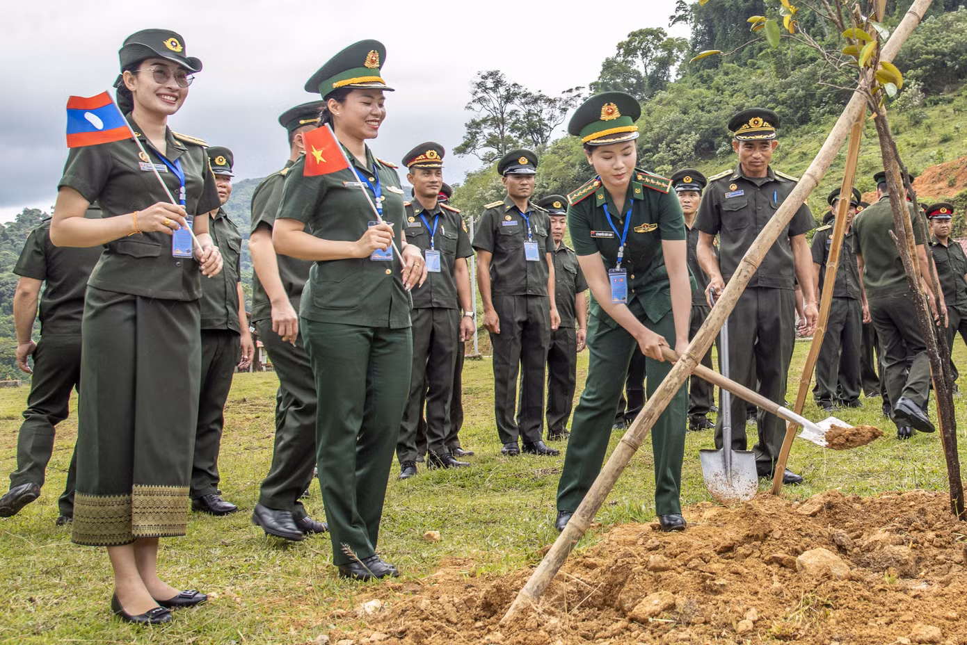 4-giao-luu-si-quan-tre-viet-nam-lao-26.jpg