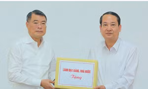  Trưởng Ban Tổ chức Trung ương Lê Minh Hưng hỏi thăm, trao quà hỗ trợ nhân dân tỉnh Ninh Bình 