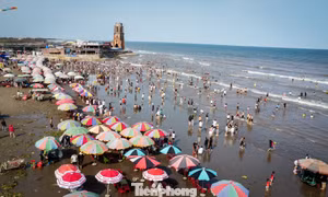 Du khách ùn ùn đổ về bãi biển Ninh Bình 