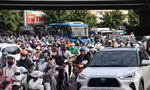 Người xe chen chúc di chuyển trên quốc lộ 13 (hướng từ phường Bình Dương lưu thông về phía trung tâm TPHCM).