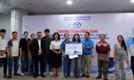 Đại diện Công ty TNHH MTV Đường sắt đô thị số 1 TPHCM và nhà tài trợ tặng vé tháng cho công nhân, người lao động có hoàn cảnh khó khăn tại TPHCM. Ảnh: Hữu Huy