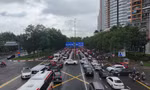 Kẹt xe kéo dài trên đường Mai Chí Thọ. Ảnh: Hữu Huy