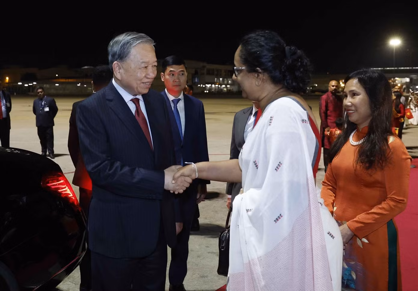 vna-potal-tong-bi-thu-chu-tich-nuoc-to-lam-bat-dau-chuyen-tham-cap-nha-nuoc-den-chxhcndc-sri-lanka-87476058-3-46-47.jpg