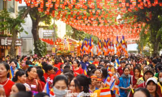 Đông nghịt người đổ về chùa Quán Sứ 