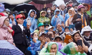 Biển người đội mưa khai hội chùa Hương