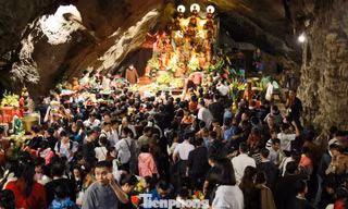 Chen chân đội lễ ở động Hương tích