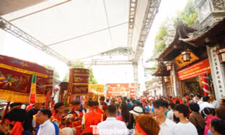 Đông nghịt người đổ về Kim Hoa