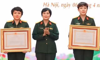 Đạo diễn 'Mưa đỏ' nhận Huân chương