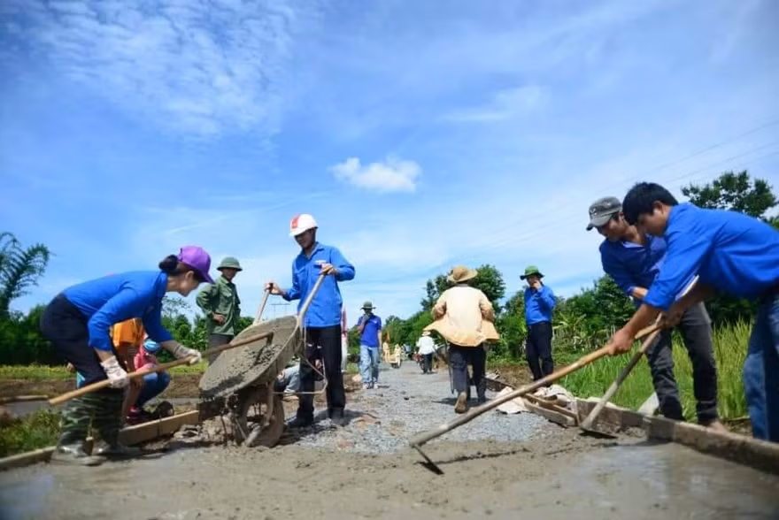 ĐVTN Thị đoàn Buôn Hồ làm đường giao thông nông thôn. 