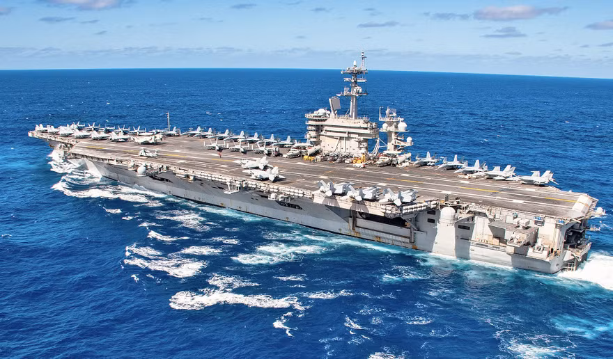 Tàu sân bay Mỹ Theodore Roosevelt đi qua Thái Bình Dương ngày 25/1. Ảnh: US Navy.