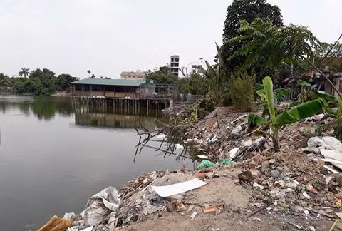Ngang nhiên xây nhà trái phép trên hồ sen Đầm Trị